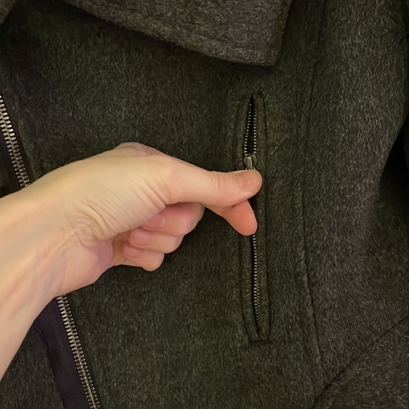 Gorgeous women’s 100% wool Elie Tahari winter coat. - Picture 9 of 16